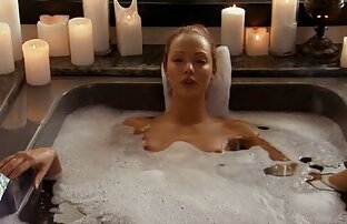 Uma assistir filme pornô japonês Latina Sexy fuma e chupa pilas com um rosto engraçado.
